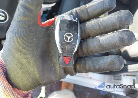 2013 Mercedes-Benz C 300 z USA, uszkodzony, nr VIN WDDGF8ABXDG124369